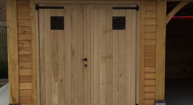 Eiken buitendeuren aan poolhouse